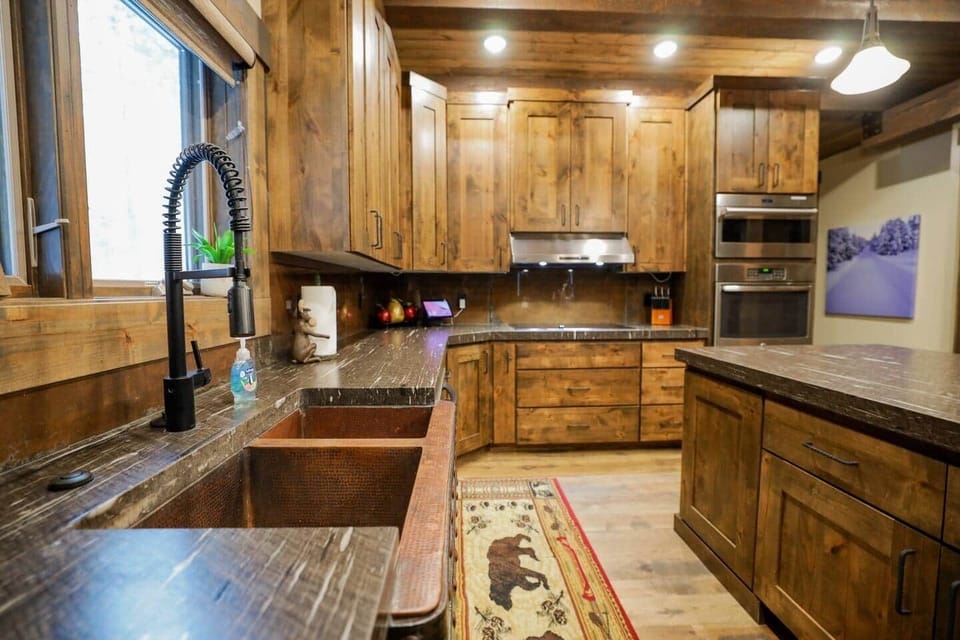 Kitchen with plenty of space for cooking. Two ovens and two microwaves. Every appliance you need. 