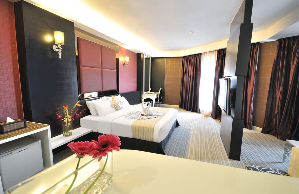 Celebration Double Suite with Bathtub | In-room safe, iron/ironing board, free WiFi