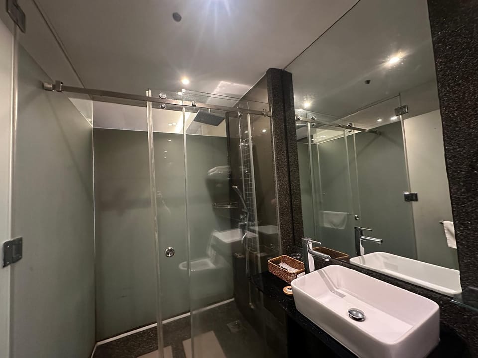 Deluxe Double Suite | Bathroom shower