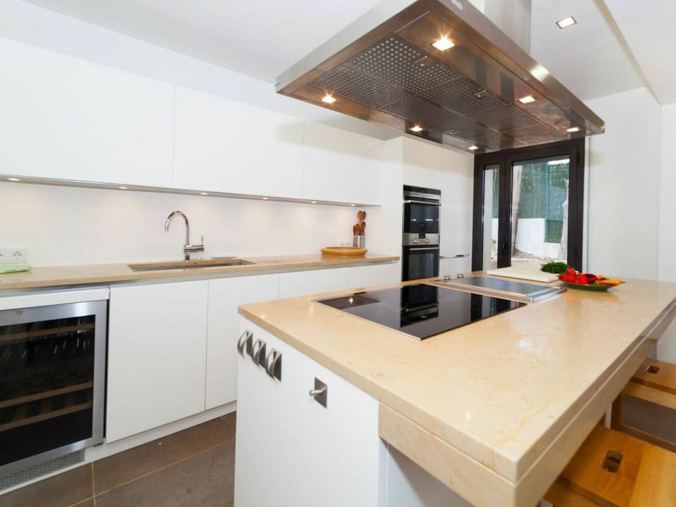Countertop, Cabinetry, Kitchen Sink, Tap, Sink, Property, Kitchen Stove, Kitchen, Plumbing Fixture, Wood