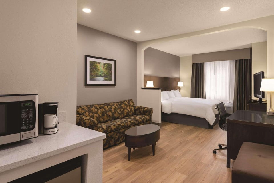 1 bedroom, desk, iron/ironing board, free cribs/infant beds