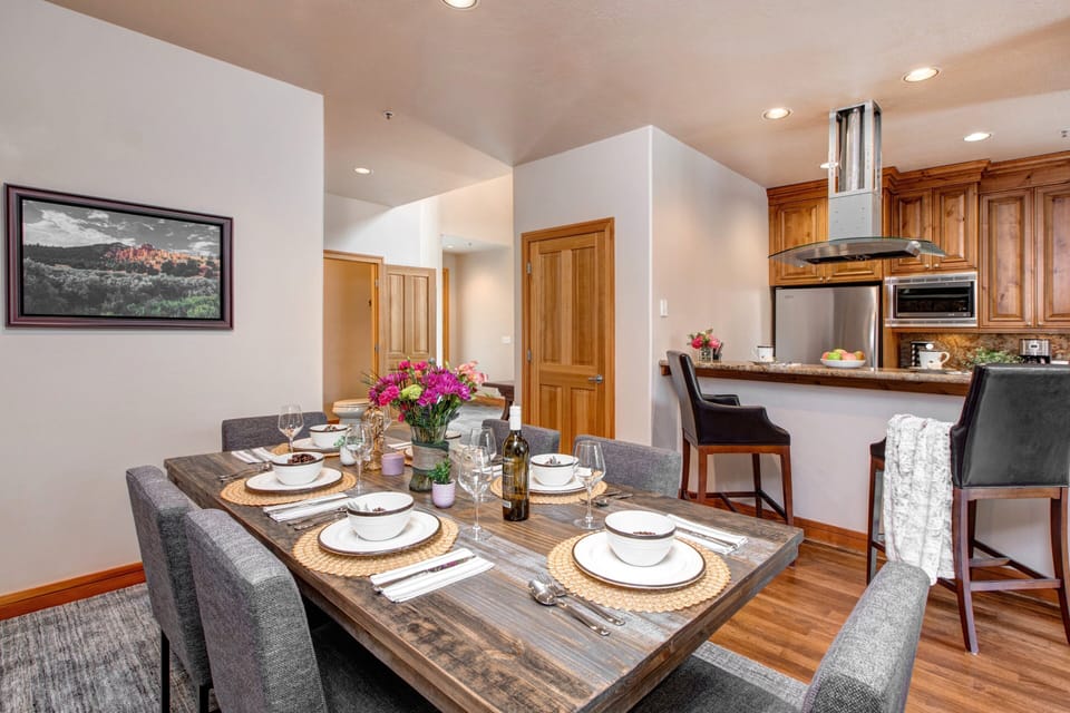 Dining Area with seating for up to 8