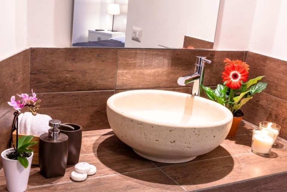 Classic Double Room | Bathroom | Shower, rainfall showerhead, bidet, towels