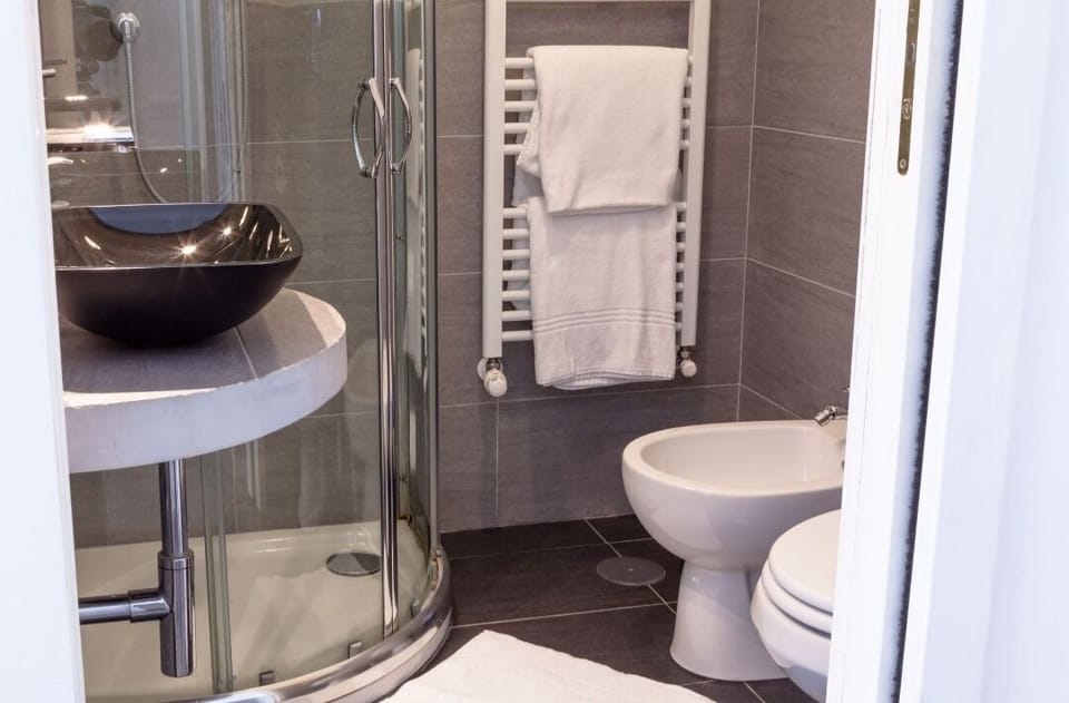 Deluxe Double Room (Castle view) | Bathroom | Shower, rainfall showerhead, bidet, towels