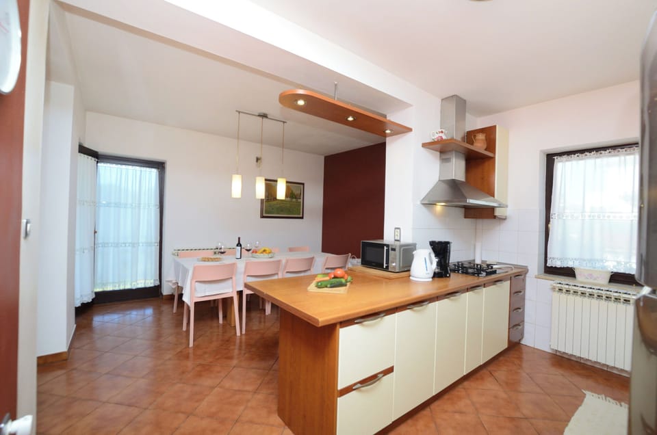 Apartment (A1) | Private kitchen | Fridge, oven, stovetop, dishwasher