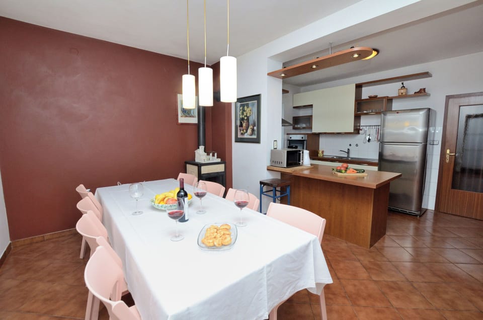 Apartment (A1) | Private kitchen | Fridge, oven, stovetop, dishwasher
