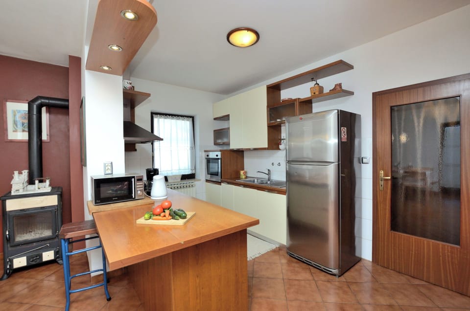 Apartment (A1) | Private kitchen | Fridge, oven, stovetop, dishwasher