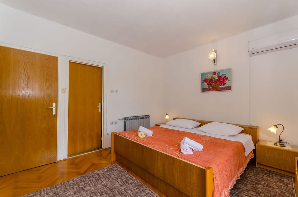 Room (S1) | Free WiFi