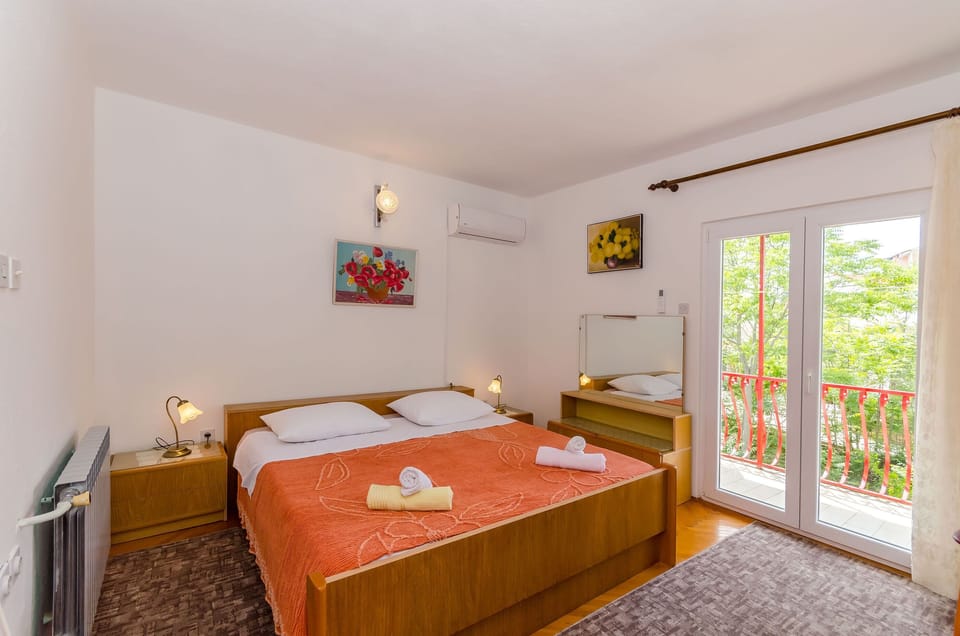 Room (S1) | Free WiFi