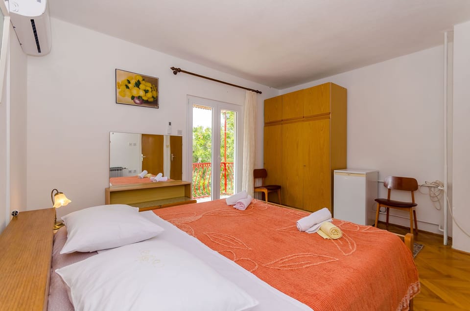 Room (S1) | Free WiFi