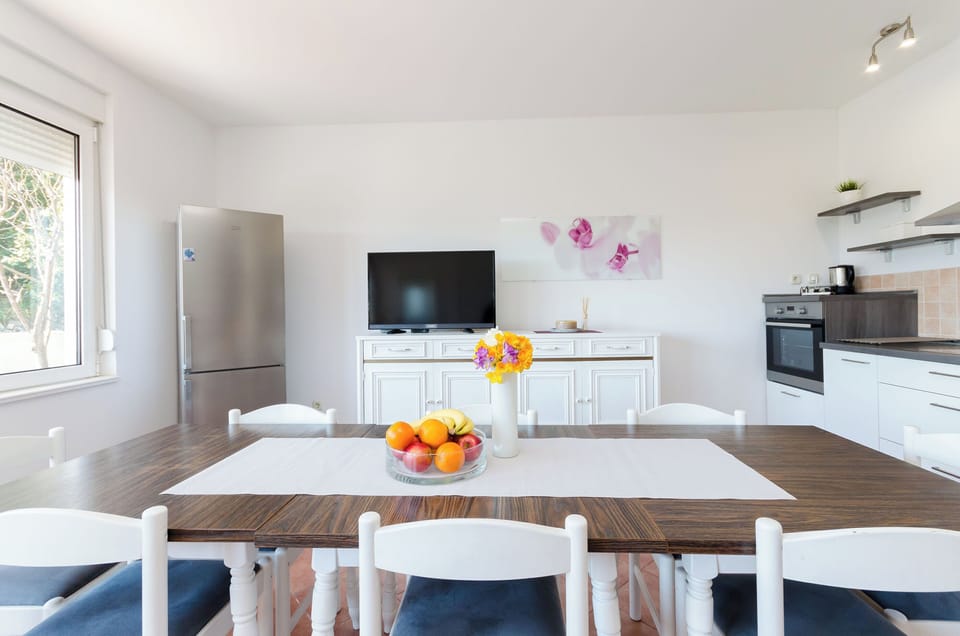 Apartment (A1) | Dining