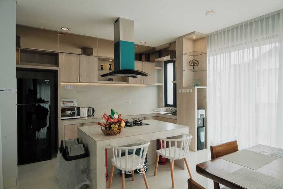 Family Villa | Private kitchenette | Fridge, microwave, stovetop, toaster