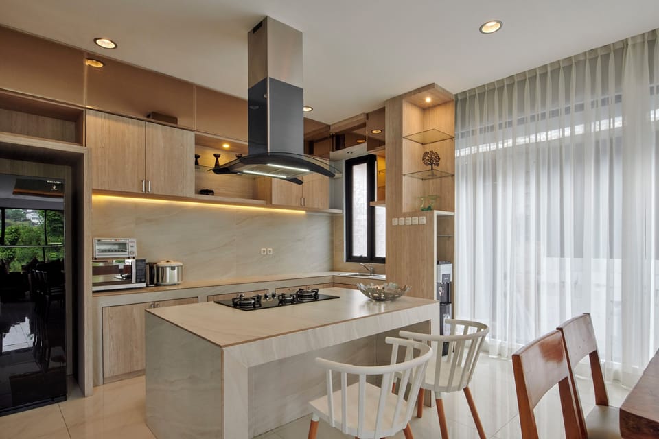 Family Villa | Private kitchenette | Fridge, microwave, stovetop, toaster