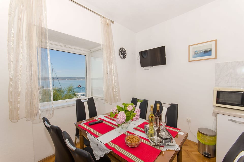 Private kitchen | Fridge, microwave, oven, stovetop