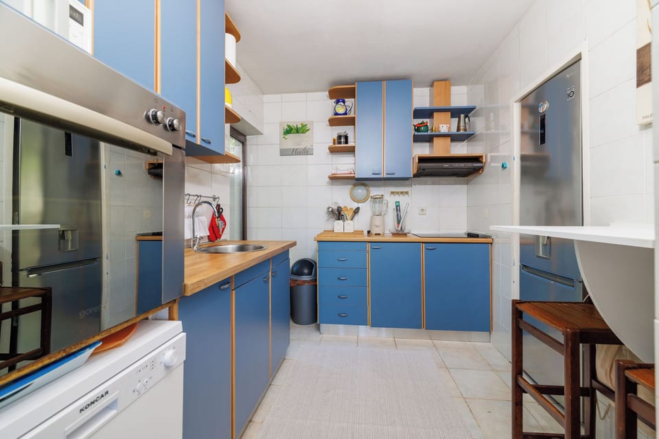 Apartment (A1) | Private kitchen | Fridge, microwave, oven, stovetop