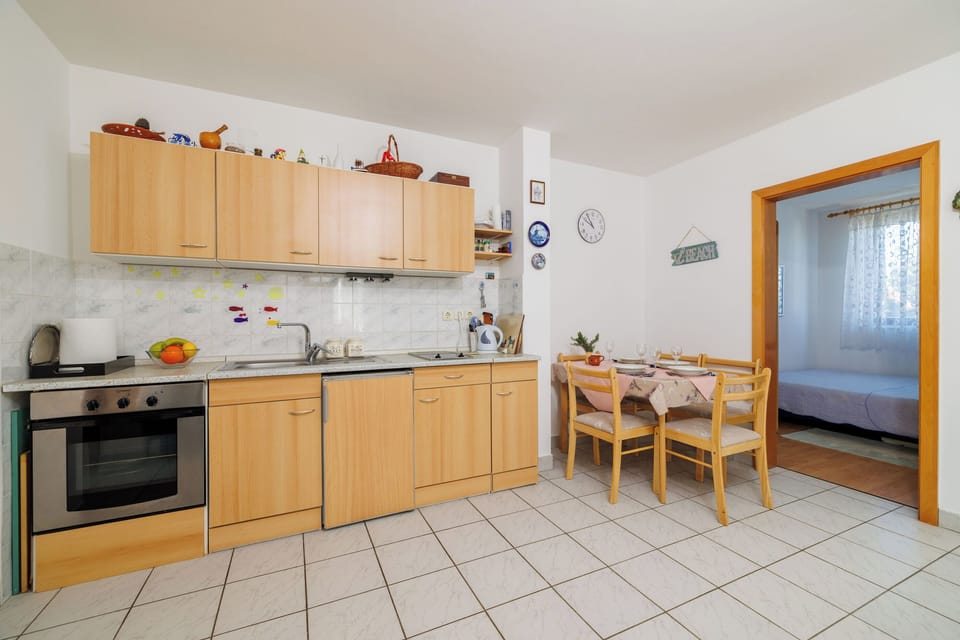 Apartment (A1) | Private kitchen | Fridge, oven, stovetop, electric kettle