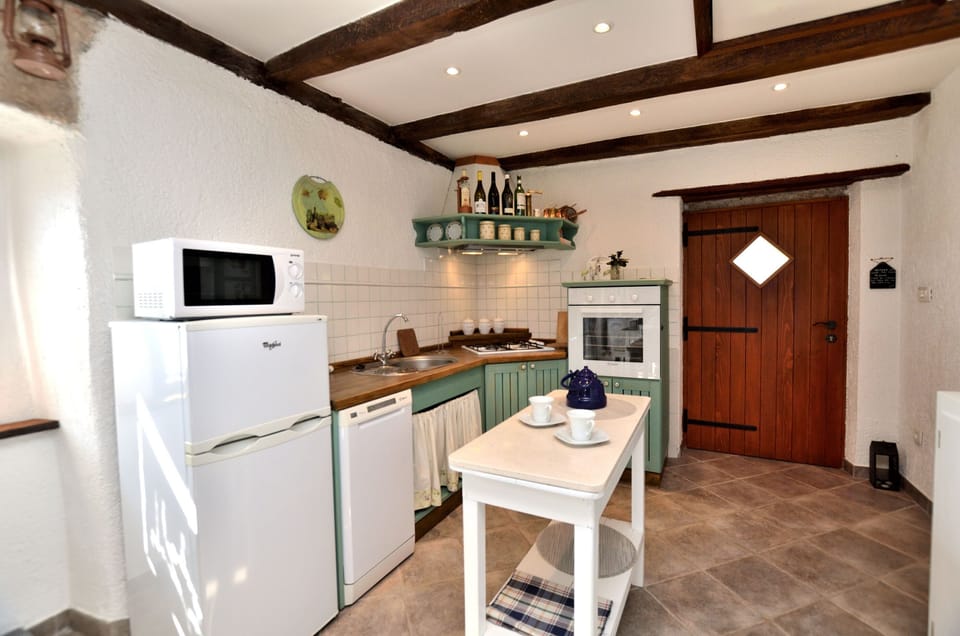 Private kitchen | Fridge, microwave, oven, stovetop