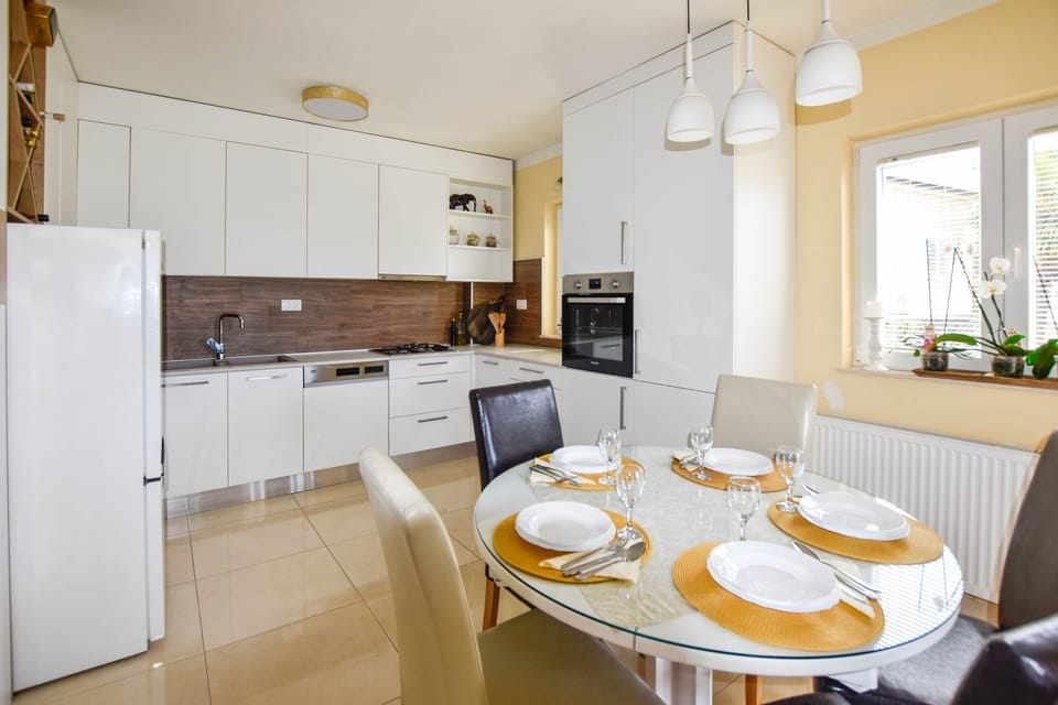 Apartment (A1) | Private kitchen | Fridge, microwave, oven, stovetop