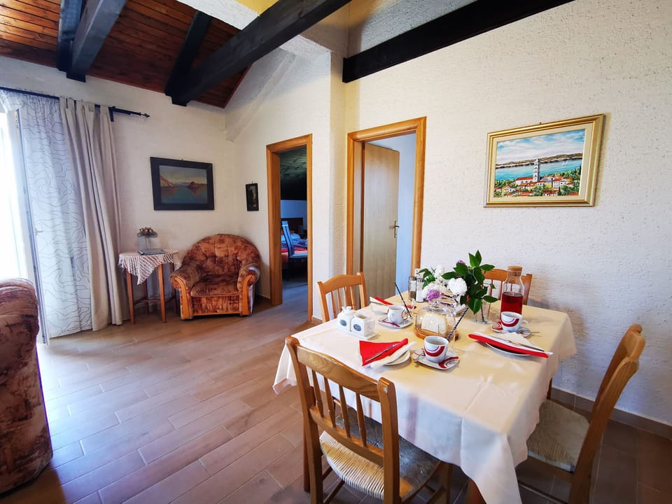 Private kitchen | Fridge, oven, stovetop, espresso maker