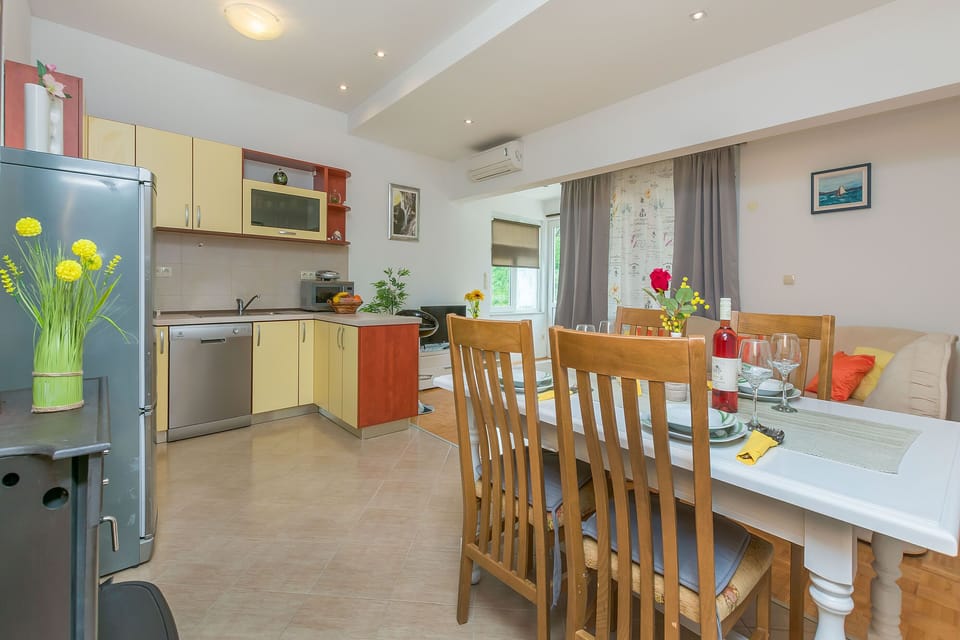 Private kitchen | Fridge, microwave, oven, stovetop