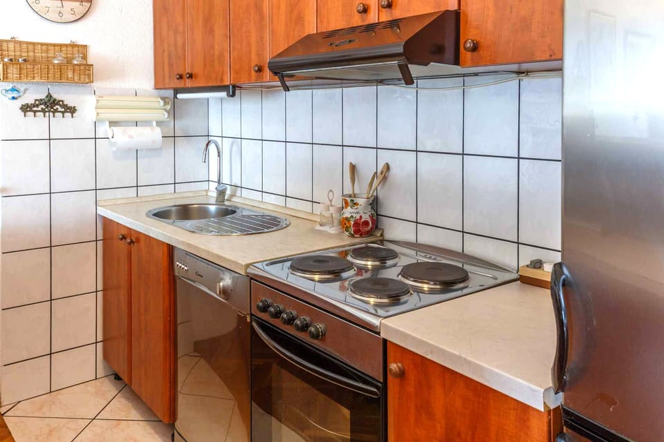 Private kitchen | Fridge, microwave, oven, stovetop