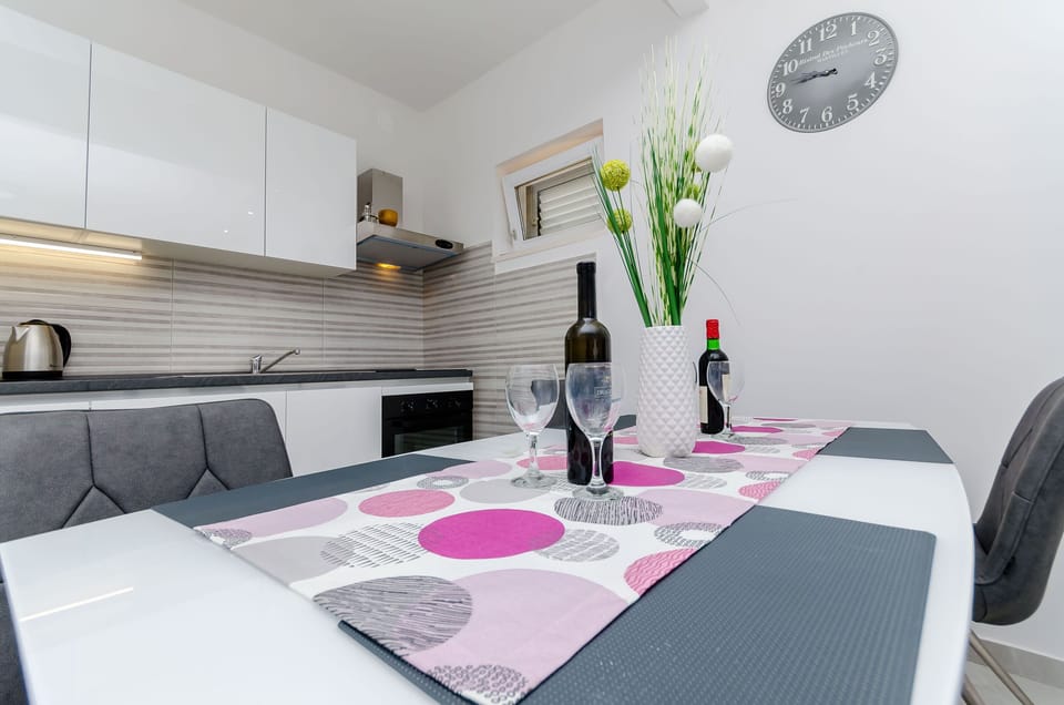 Private kitchen | Fridge, microwave, oven, stovetop