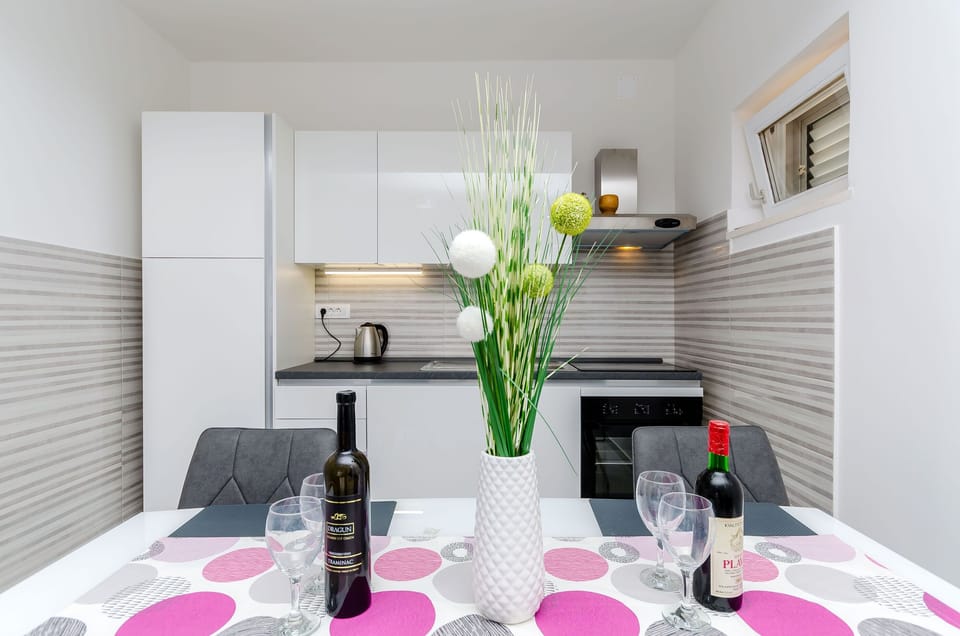 Private kitchen | Fridge, microwave, oven, stovetop