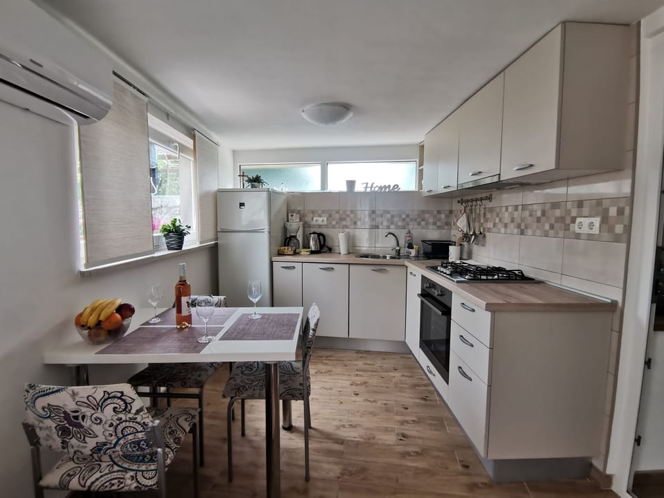Private kitchen | Fridge, oven, stovetop, dishwasher