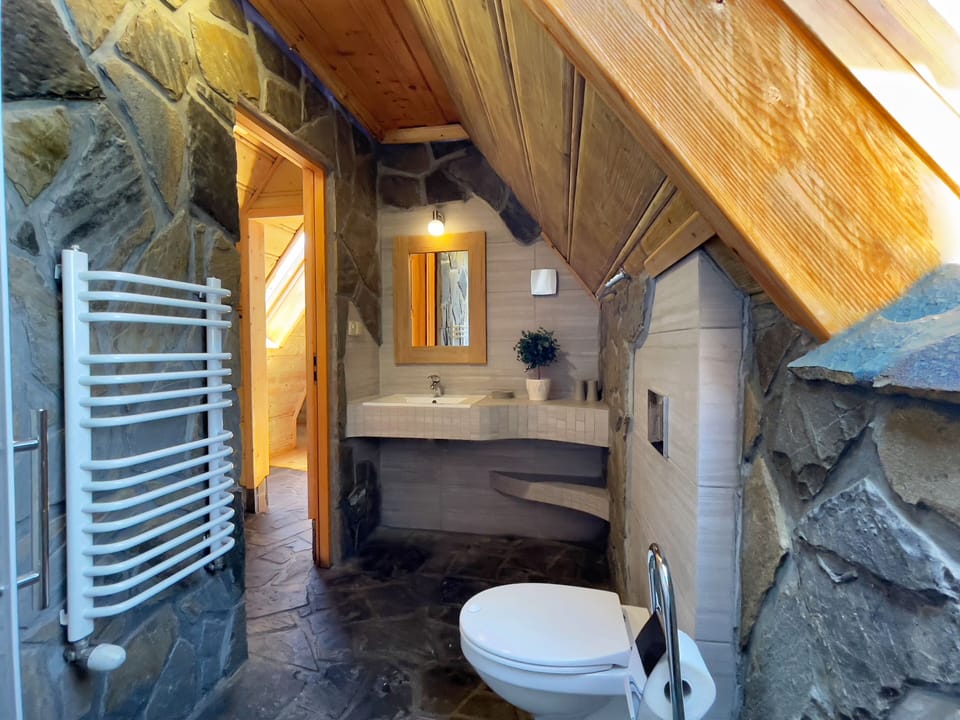 Comfort Room, 2 Bedrooms, Balcony, Valley View | Bathroom | Shower, free toiletries, hair dryer, towels