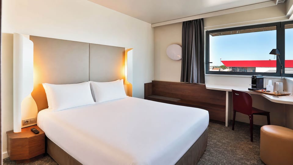 Superior Room, 1 Double Bed | Desk, laptop workspace, blackout drapes, soundproofing