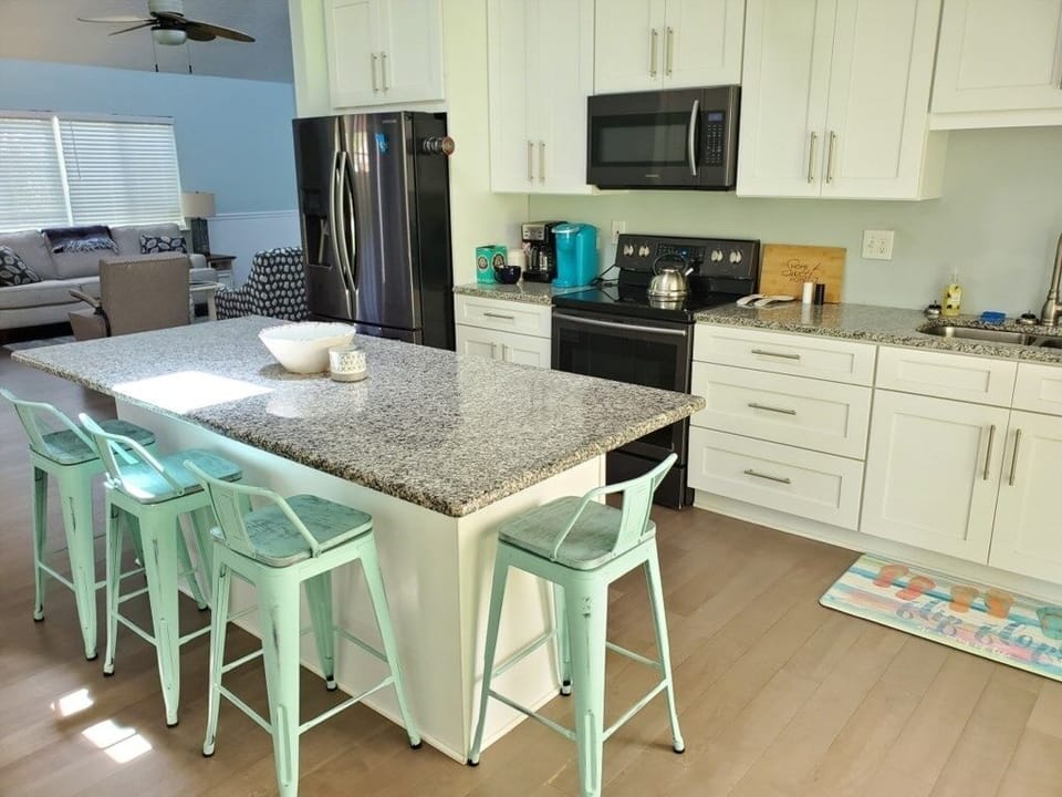 House, 3 Bedrooms | Private kitchen | Microwave, dishwasher, coffee/tea maker, cookware/dishes/utensils