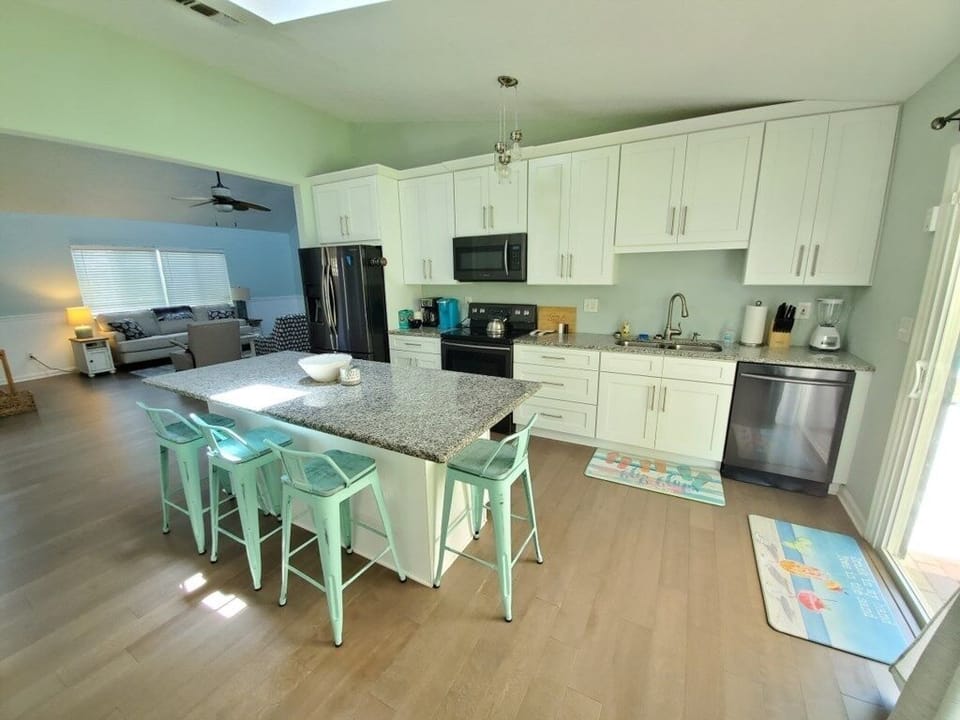 House, 3 Bedrooms | Private kitchen | Microwave, dishwasher, coffee/tea maker, cookware/dishes/utensils