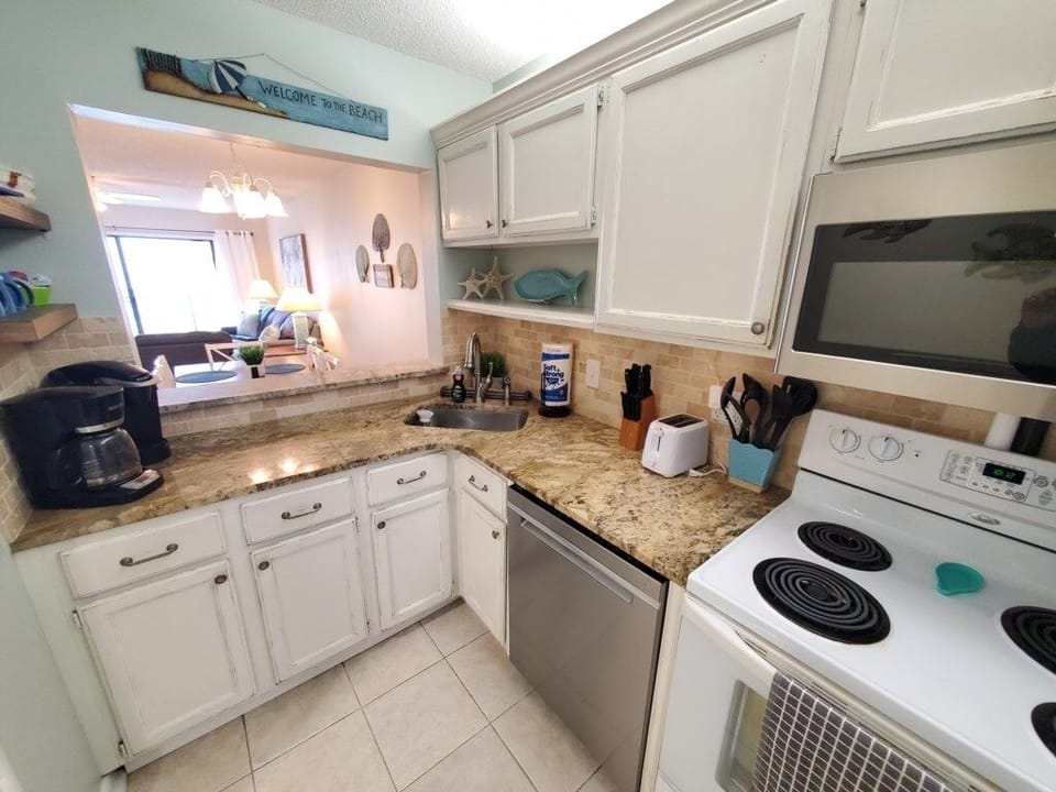 Condo, 2 Bedrooms | Private kitchen | Microwave, stovetop, dishwasher, toaster
