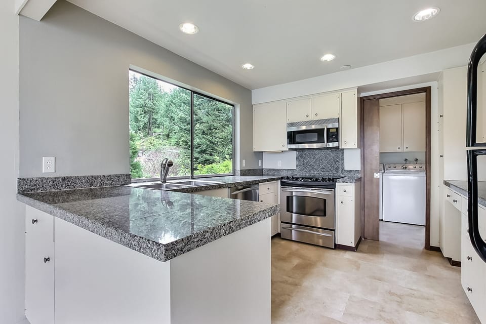 House, 3 Bedrooms | Private kitchen | Fridge, microwave, oven, dishwasher