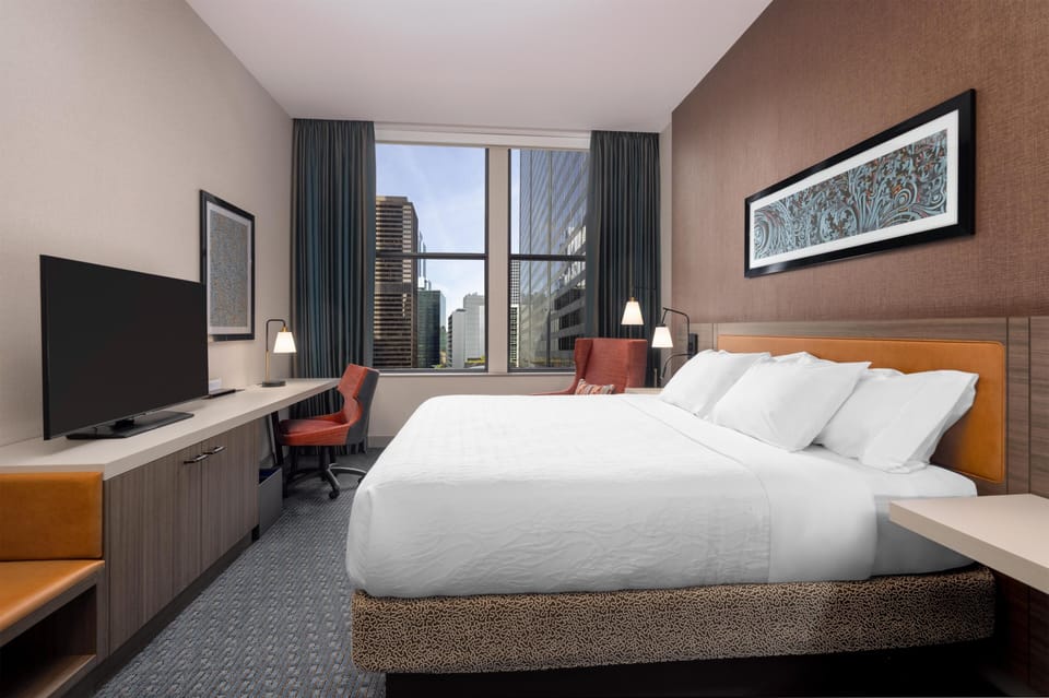 Room, 1 King Bed (Landmark View) | In-room safe, desk, laptop workspace, bed sheets