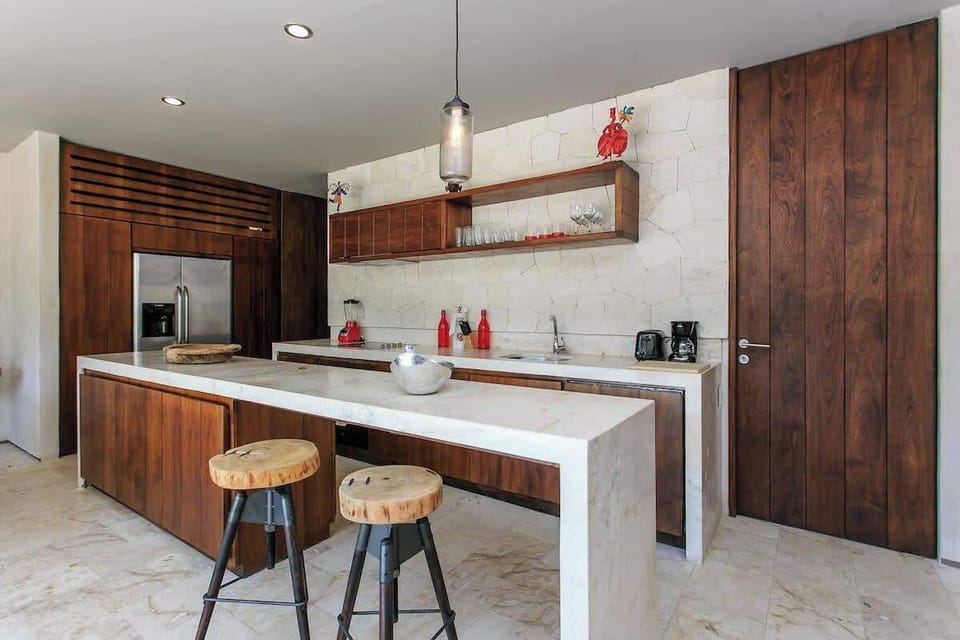 Full kitchen with breakfast bar
