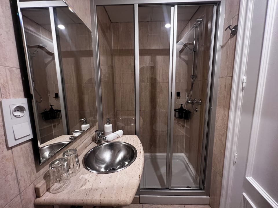 Comfort Room, 1 Double Bed, Ensuite, Courtyard View | Bathroom | Shower, free toiletries, hair dryer, towels