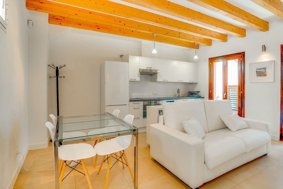 First floor of the air-conditioned holiday home Duplex Palma Apartment, with dining room, kitchen, sofa bed and TV.