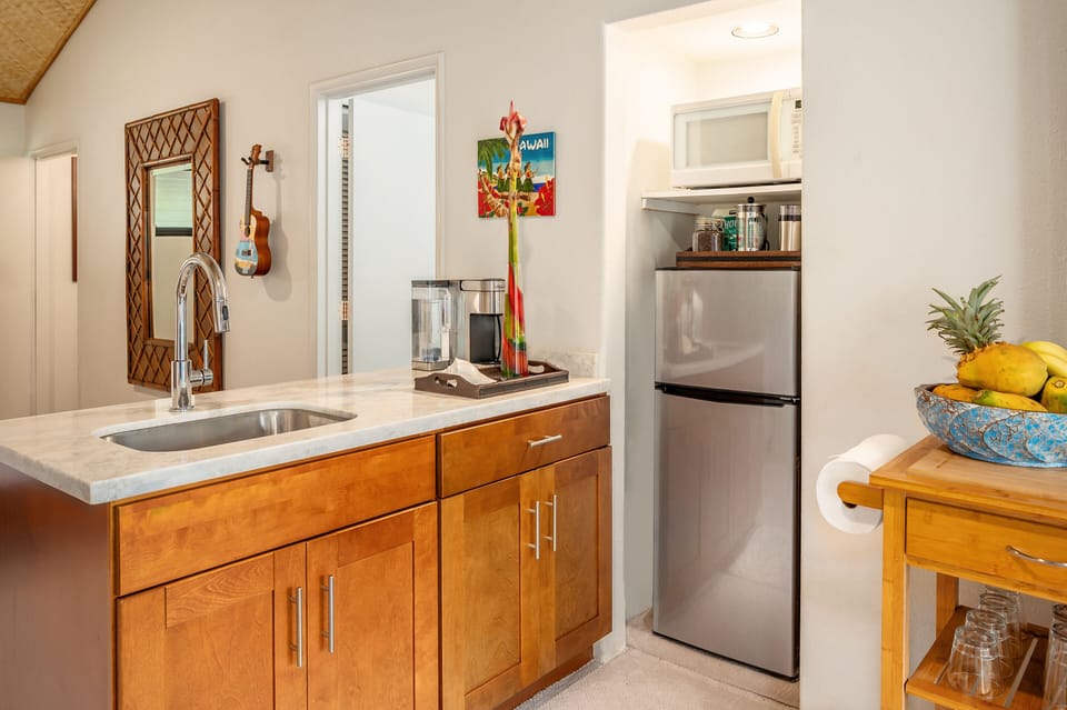 Kitchenette, sink with disposal, microwave, fridge and coffee. Play the Uke too!
