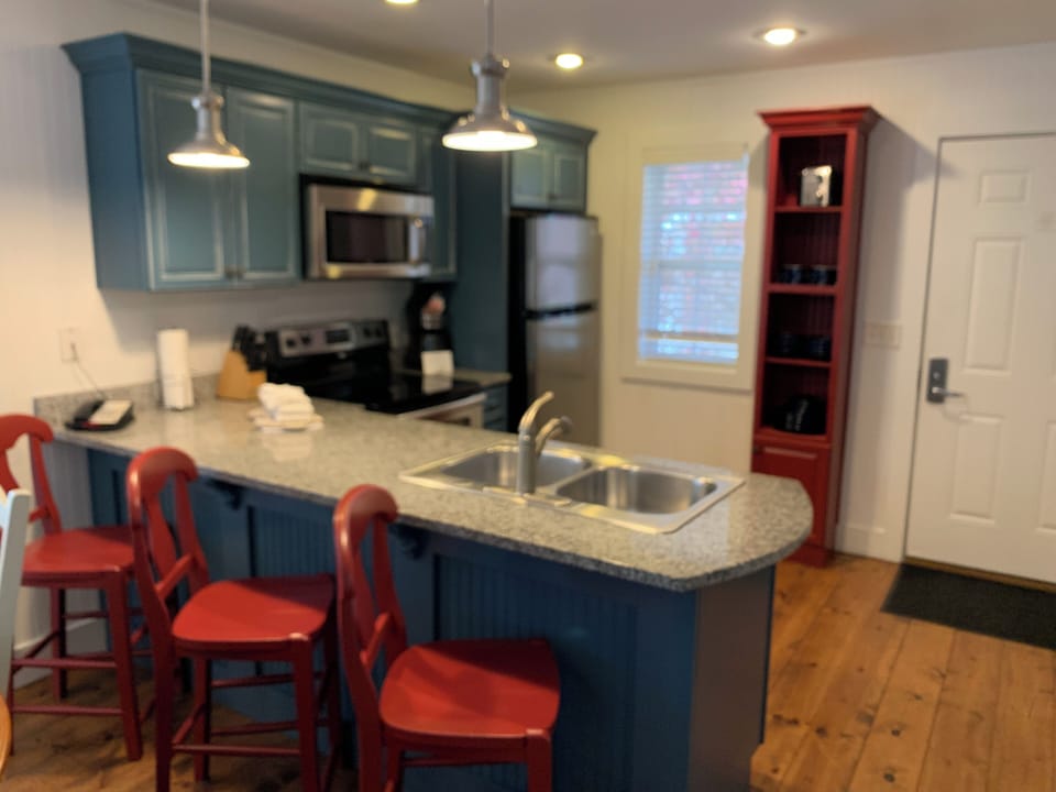 Fully equipped kitchen with everything you need for a nice home cooked meal.