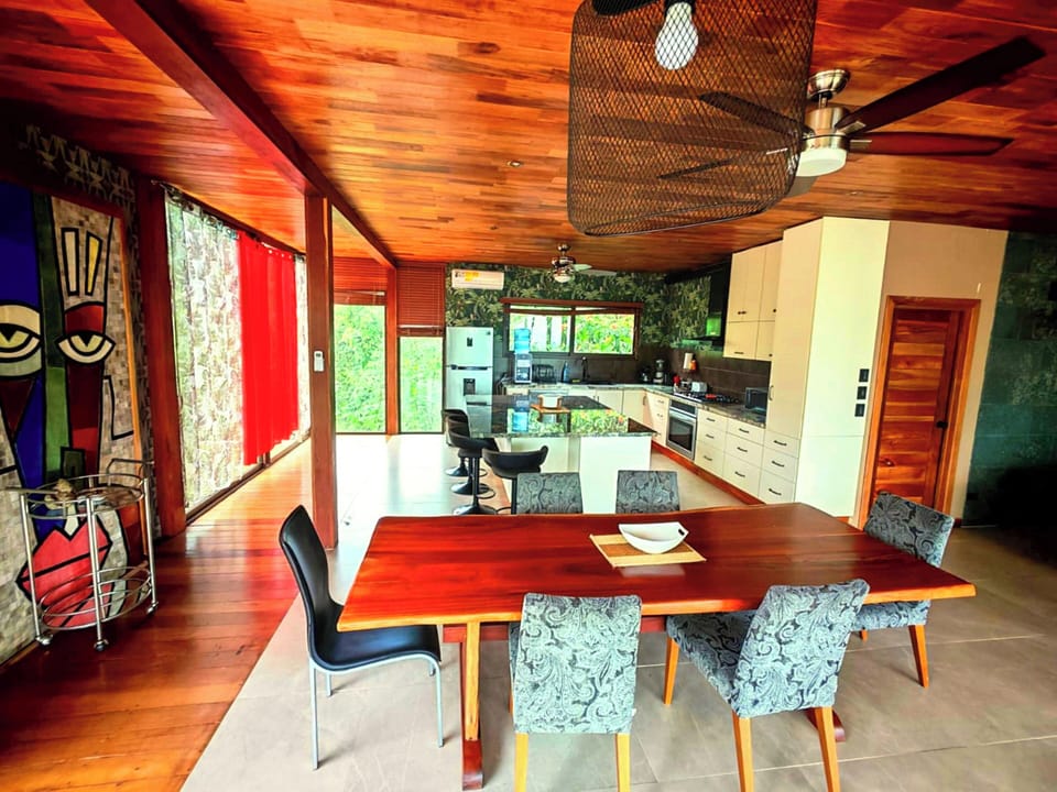 Comfort House, 3 Bedrooms | Dining room