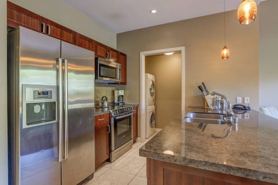 Full kitchen