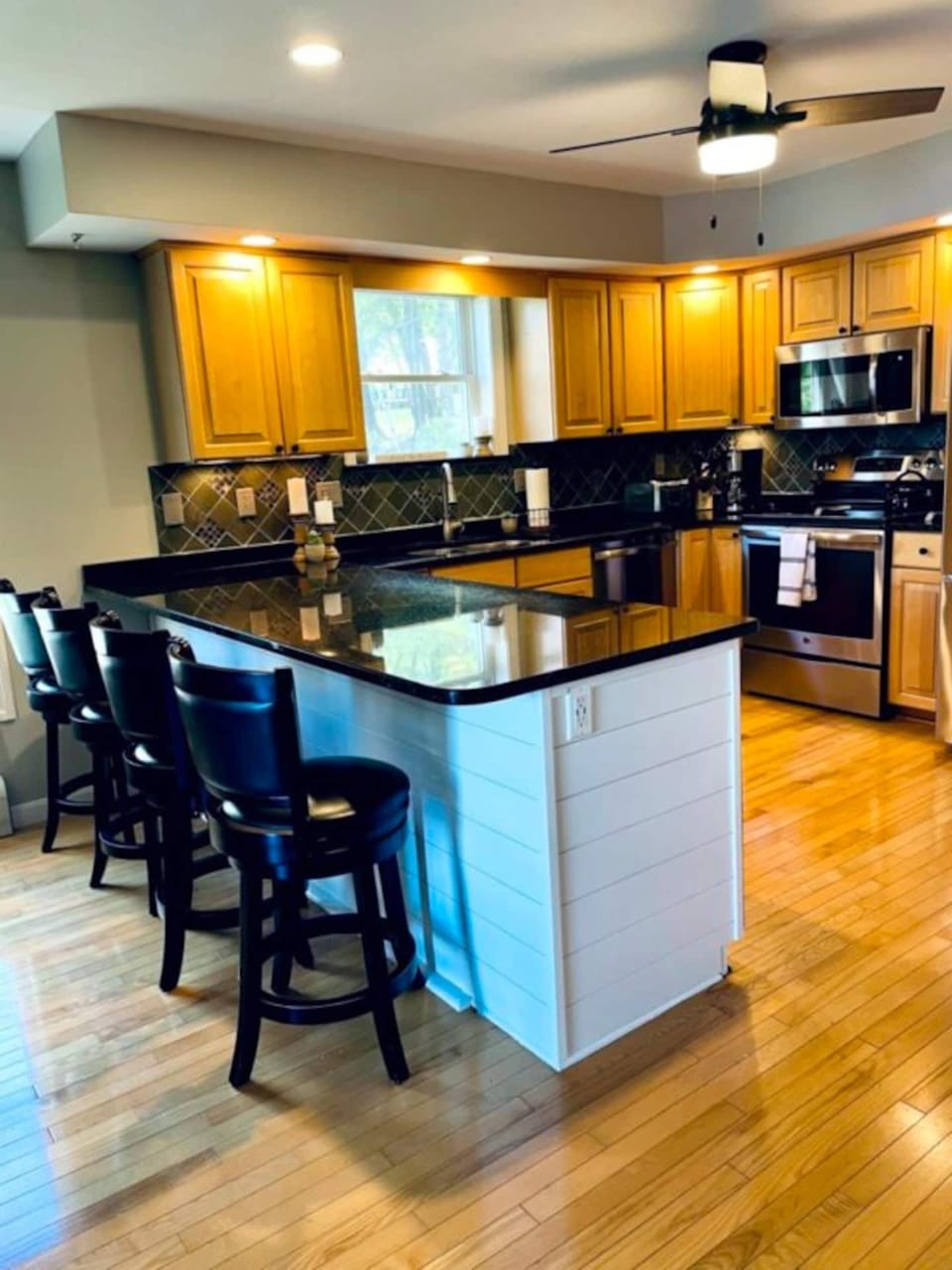 Plenty of space to cook in the well equipped kitchen 