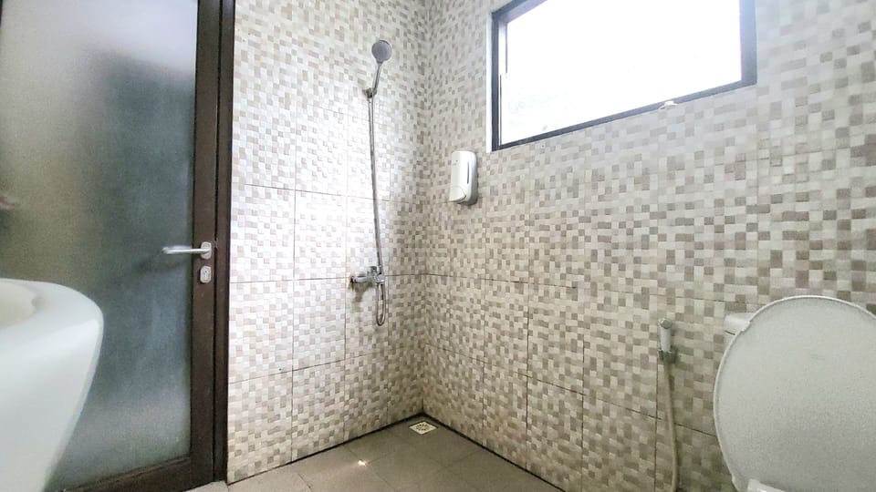 Deluxe Double | Bathroom | Shower, rainfall showerhead, towels, soap