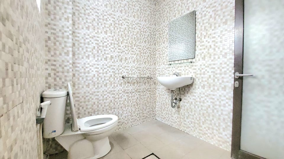 Deluxe Double | Bathroom | Shower, rainfall showerhead, towels, soap