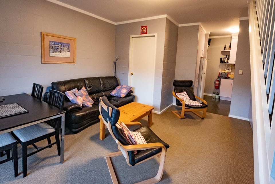 Lounge to Bathroom door and Kitchen