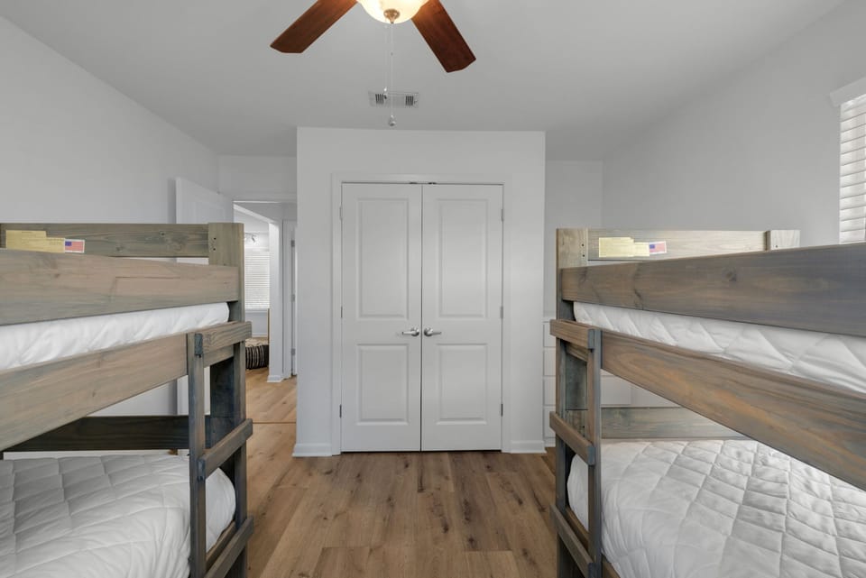 Bunkroom sleeps 4