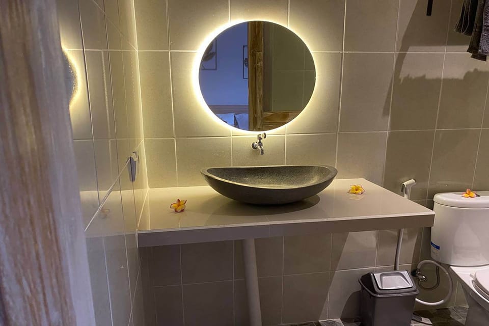Deluxe Room | Bathroom | Shower, rainfall showerhead, towels