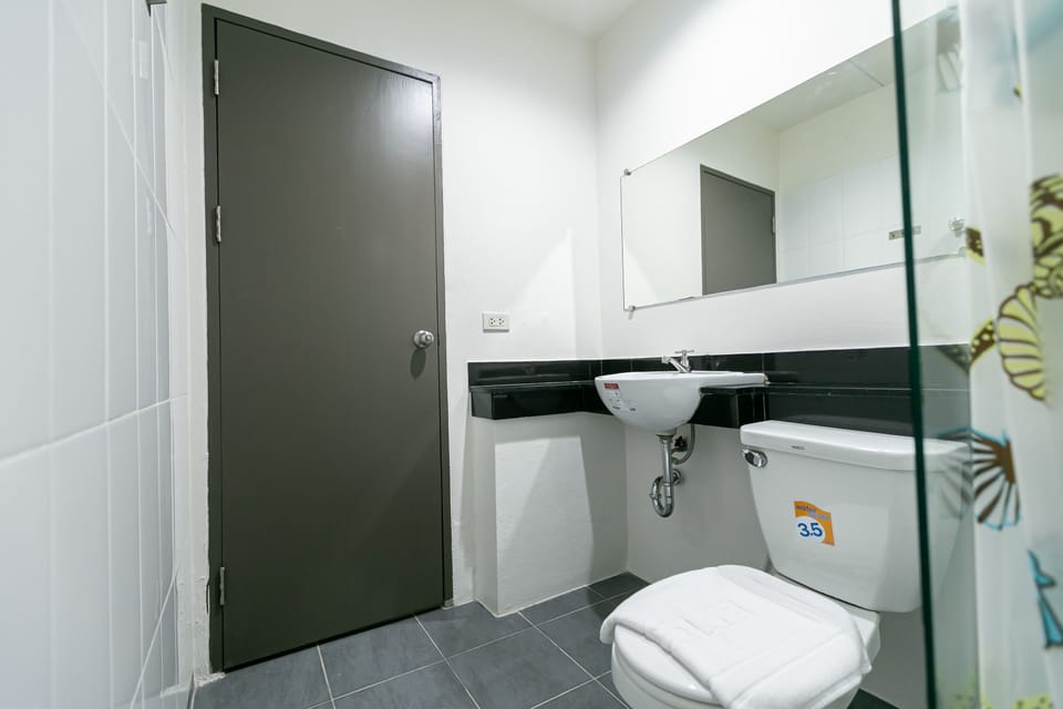 Standard Room | Bathroom | Shower, rainfall showerhead, eco-friendly toiletries