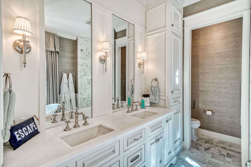 1st Floor King Suite Ensuite Bath